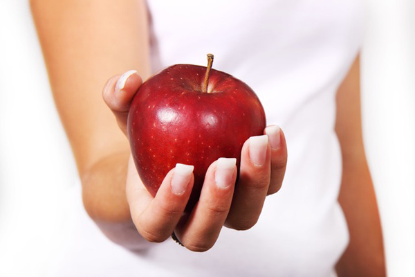 از روش های از بین بردن بوی سیر از روی دستان، استفاده از سیب