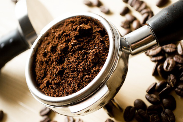 از روش های از بین بردن بوی سیر از روی دستان، استفاده از پودر قهوه و تفاله چای