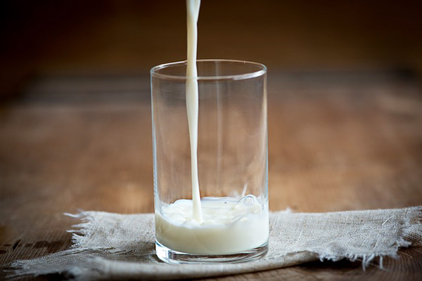 از روش های از بین بردن بوی سیر از روی دستان، مصرف شیر