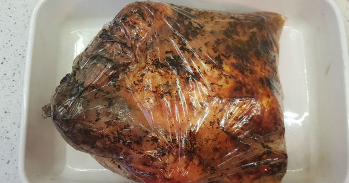طرز پخت مرغ  کامل در کیسه فر