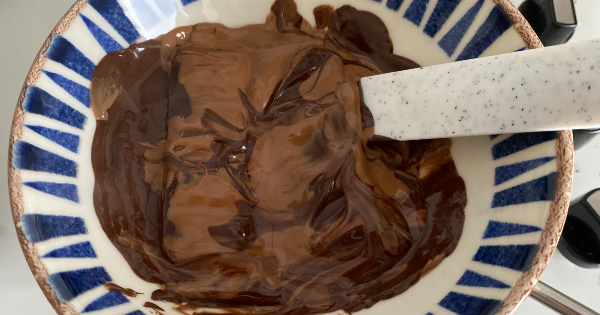 طرز تهیه کیک مغزدار شکلاتی
