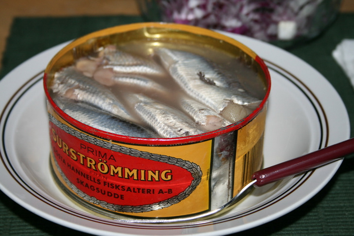 خوردن ماهی گندیده در سوئد