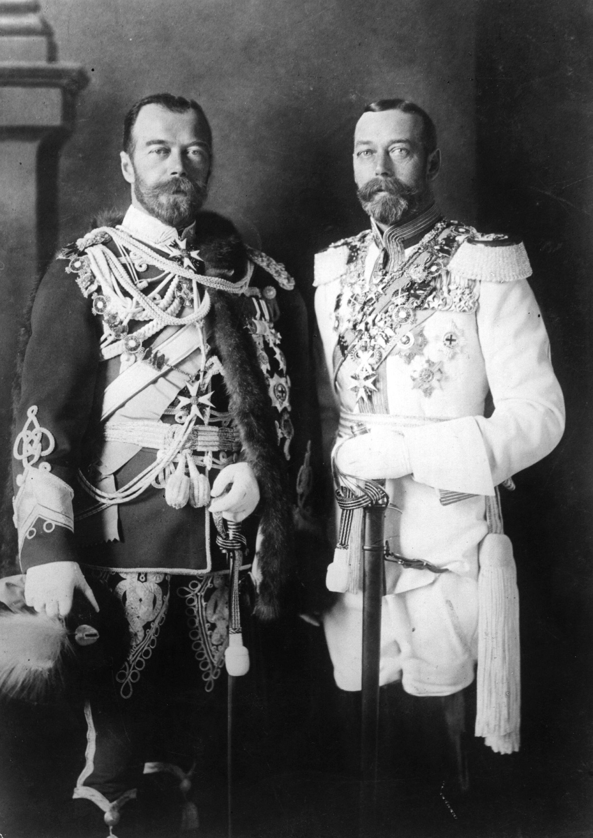 پسر عموی تزار نیکلاس دوم (سمت چپ) و پادشاه جورج پنجمبا لباس نظامی برلین آلمان، پیش از جنگ جهانی اول.