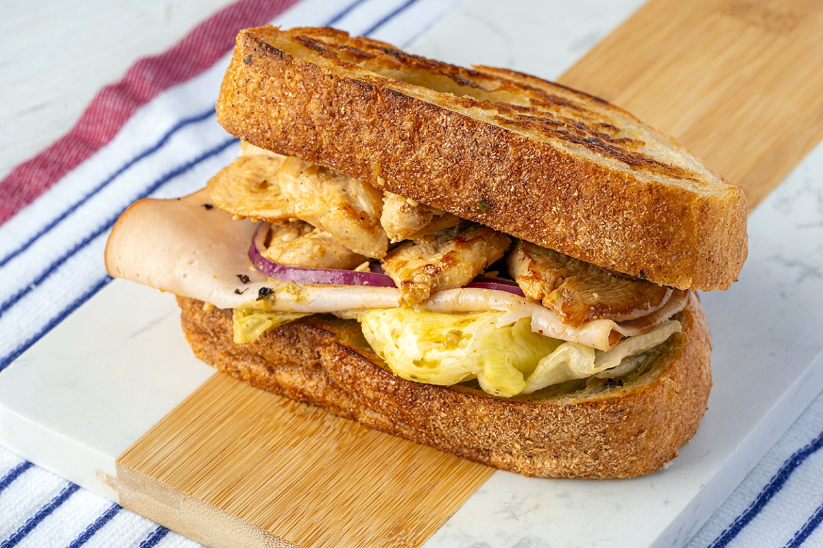 ساندویچ سالاد پستو با مرغ