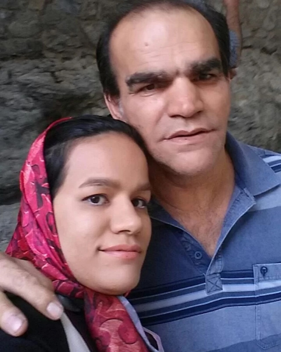 اصغر حیدری به همراه دخترش