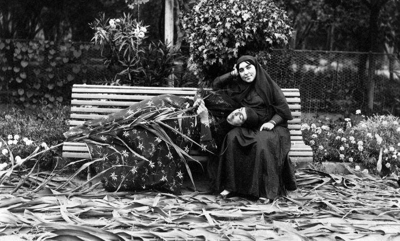 ژست گرفتن برای عکس در دربار قاجار