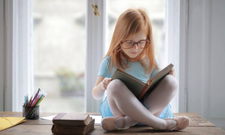 چطور کودک را به کتاب خواندن علاقه‌مند کنیم