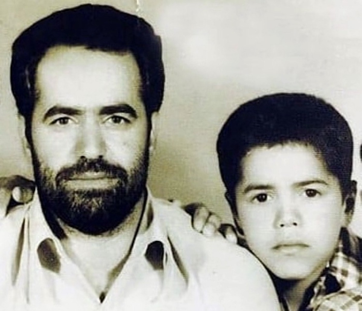 حاج محمود کریمی کنار خانواده اش