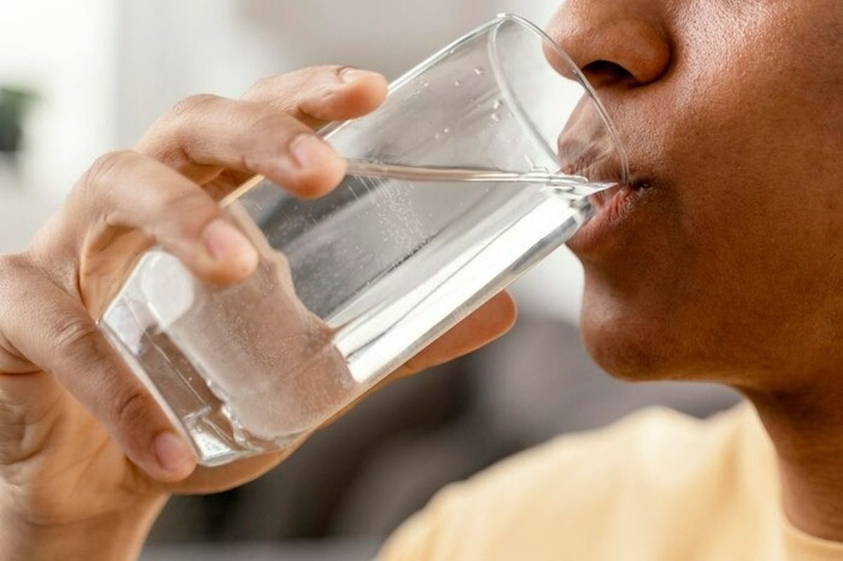  نوشیدن آب در نیمه شب