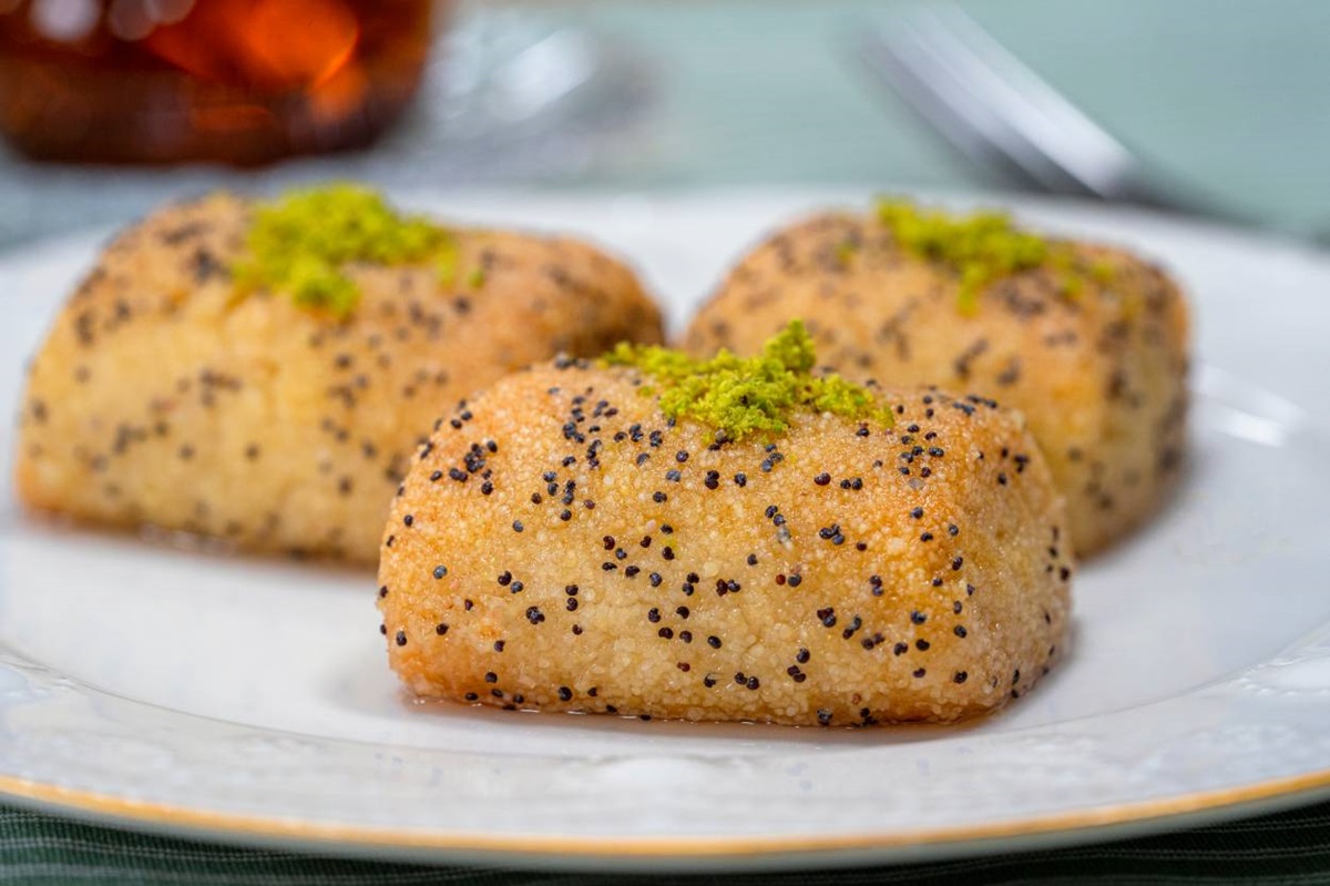 طرز تهیه شیرینی خیس با تخم خرفه