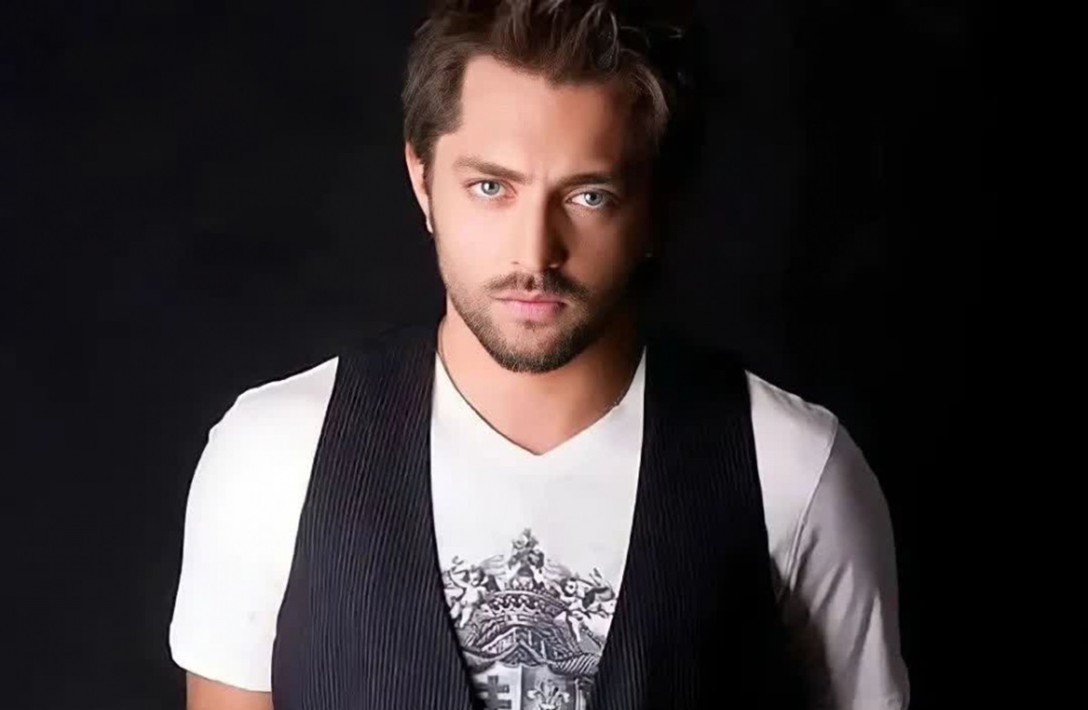 گودرزی در تهران در خانواده‌ای اصالتا اهل لرستان متولد شد.[۶][۷] او در ۲۱ شهریور ۱۳۸۳ با ماندانا دانشور ازدواج کرد. زندگی این دو پس از دوازده سال در سال ۱۳۹۵ به جدایی انجامید.[۸] گودرزی، نقش‌های پرشماری در آثار تلویزیونی داشته که معمولاً با استقبال خوبی نیز همراه بوده‌است. تکرار موفقیت در سینما وی را تبدیل به یکی از بازیگران شناخته شدهٔ سینمایی نیز بدل ساخت. بازیگرانی که کراش دخترای دهه شصتی بودند