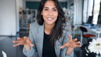 حرکت مداوم دست ها هنگام صحبت