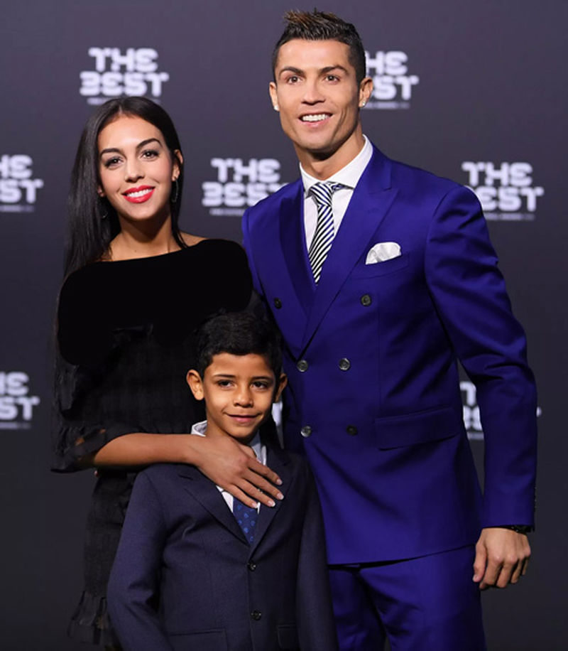 عکس جورجینا در استخر