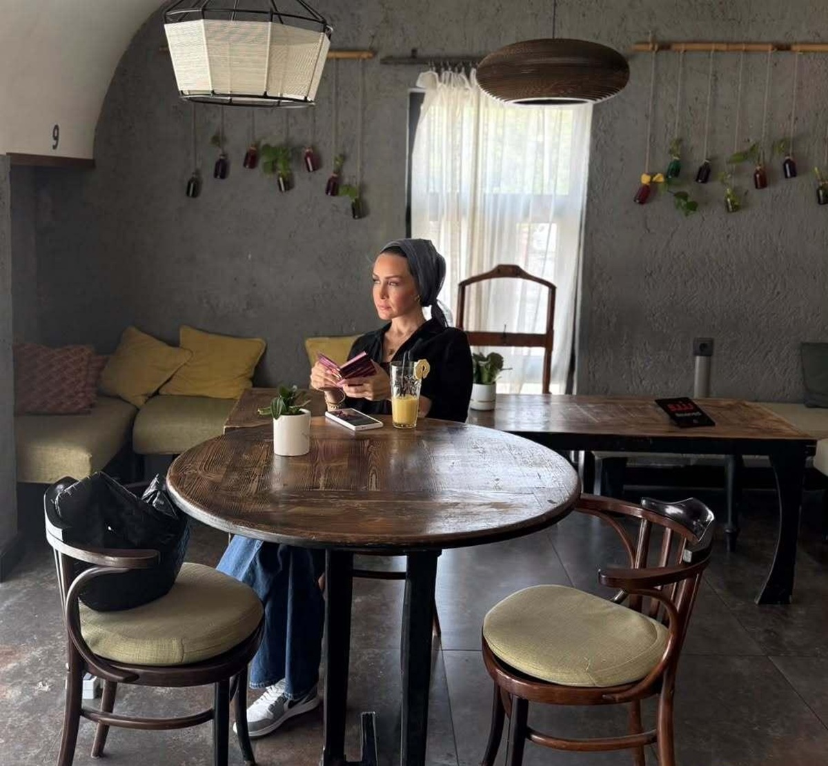 حدیث فولادوند با ژست زن متفکر