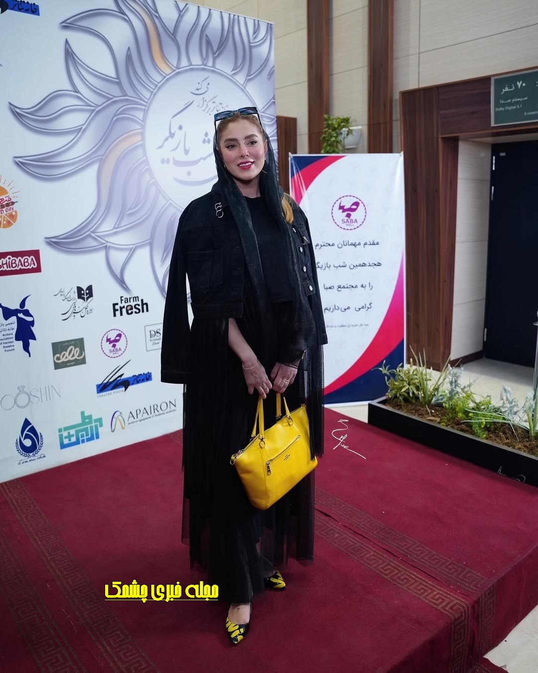 شیما محمدی به همراه محافظان