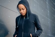 بالا کشیدن کلاه هودی