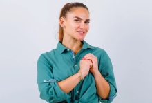 مالیدن دست ها هنگام صحبت کردن