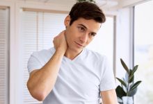 مالیدن گردن در لحظات تنش‌ زا