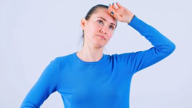 معنای کج کردن سر هنگام صحبت