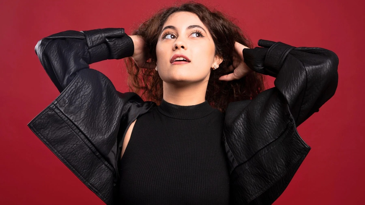 پوشیدن لباس های سراسر مشکی