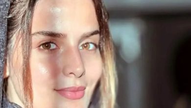 غزاله اکرمی با چادر نماز سفید